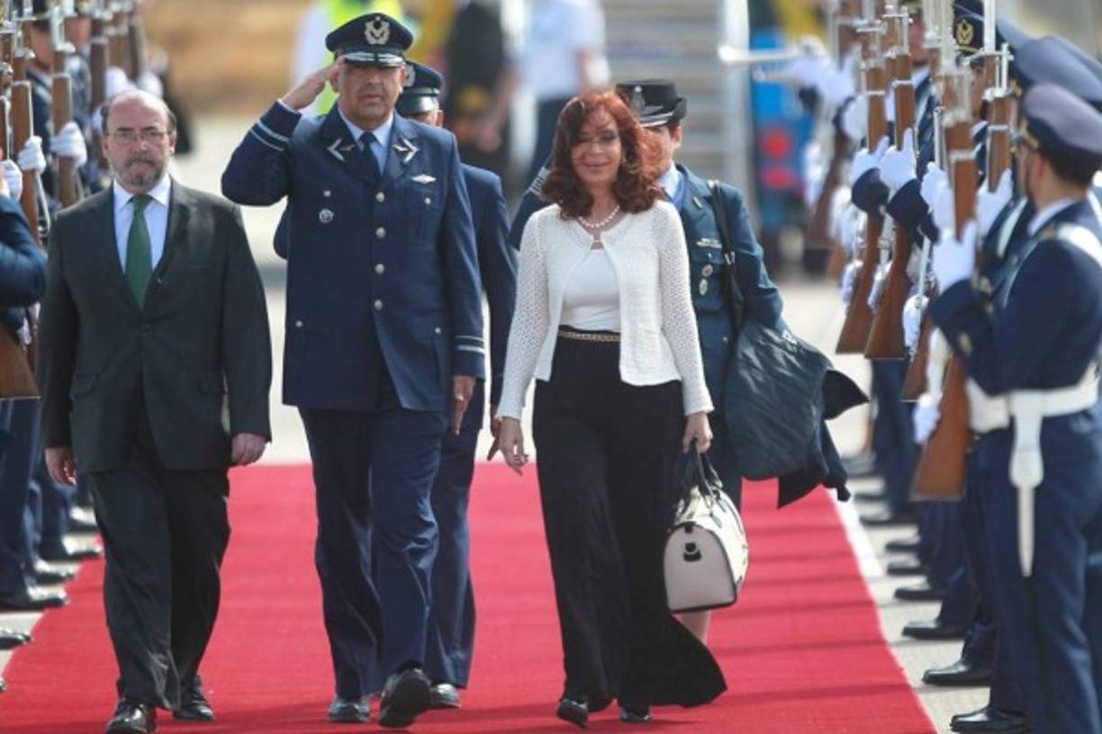 Fernández de Kirchner, quien fue señalada por corrupción y enfrenta los tribunales, ya no tiene ningún cargo público. Formalmente no es nada. Pero para sus fieles, que son miles, sigue siendo la indiscutible líder política.