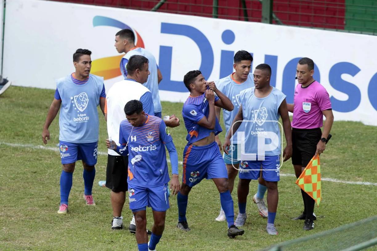 Samuel Elvir gritando su gol que dio el valioso punto a la UPN en el estadio Yankel Rosenthal.