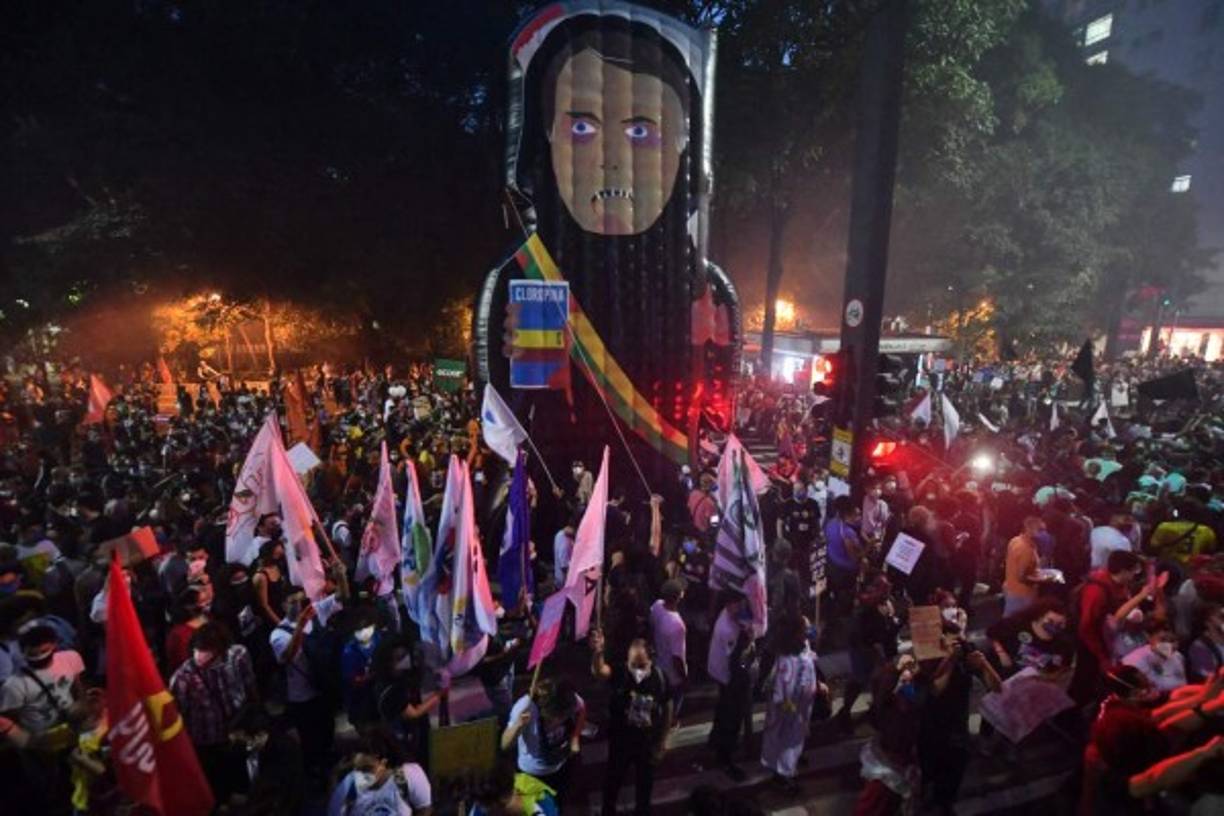 Demonstrators take part in a protest against Brazilian President Jair Bolsonaro's handling of the COVID-19 pandemic in Sao Paulo, Brazil on May 29 2021. (Photo by NELSON ALMEIDA / AFP)