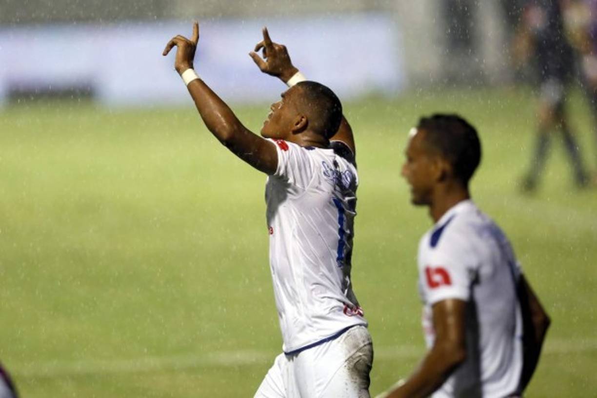 Rony Martínez agradeciendo a Dios por su gol.