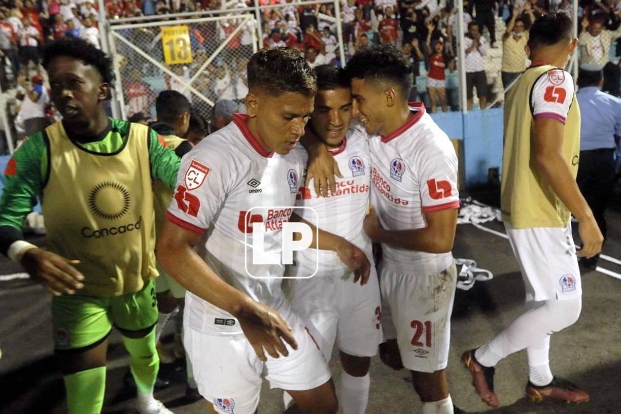Michaell Chirinos fue abrazado por sus compañeros tras el gol ante Municipal.