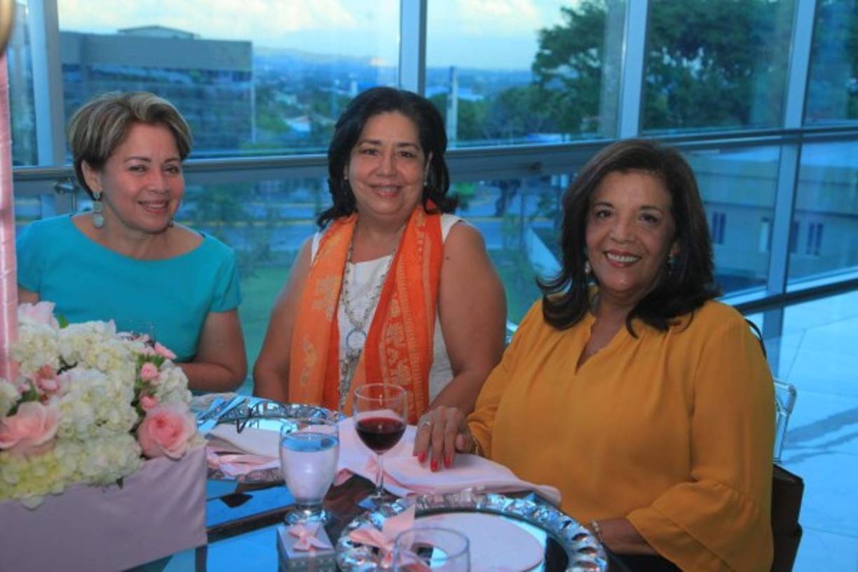 Edith Pineda, Aleyda Chavarría y Catalina Ponce.