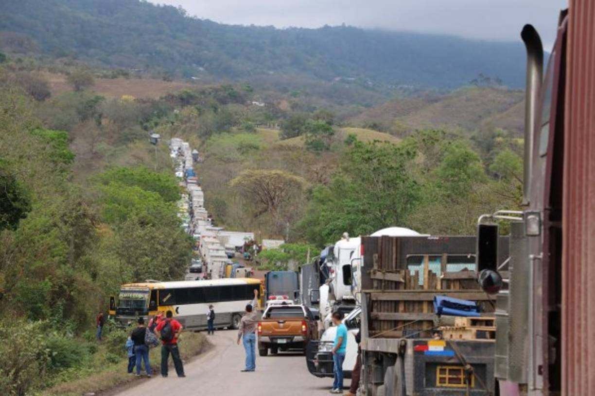 La carretera de occidente es muy transitada para trasladar mercadería, verduras y otros productos perecederos, ya que por la misma circulan vehículos provenientes de las fronteras de El Salvador y Guatemala, hacia otras ciudades del país.