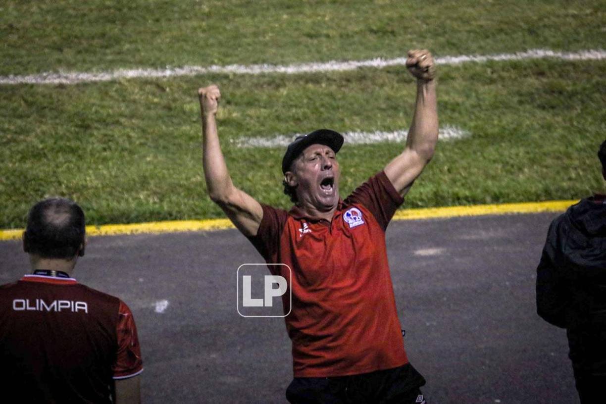 La euforia de Pedro Troglio tras el golazo de Carlos ‘Mango‘ Sánchez.