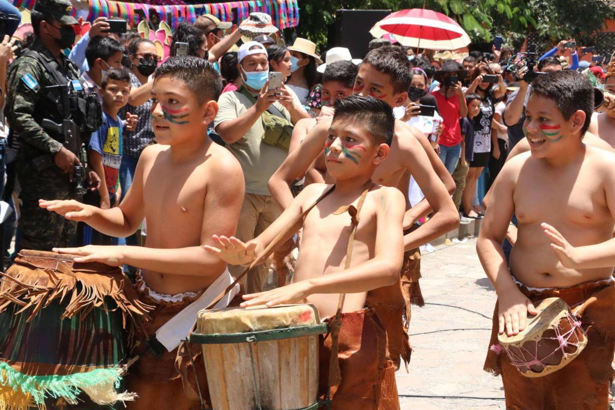 En el desfile típico participaron estudiantes de todas las edades que representaron la gastronomía, costumbres, vestimenta, cultura y tradiciones que se mantienen vigentes en la tierra del primer defensor de la soberanía nacional, el cacique Lempira.