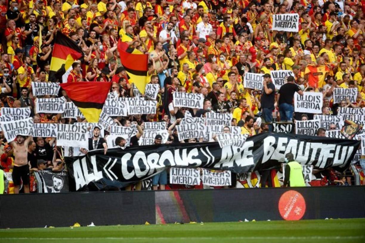 Con pancartas 'Lillois Merda' se mostraron los hinchas del Lens en su estadio.