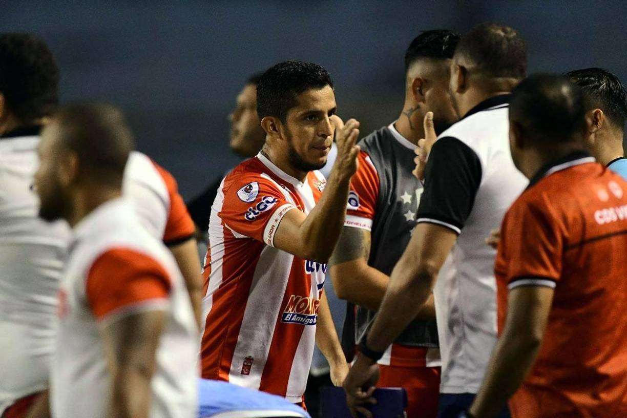 Juan Ramón Mejía celebró su gol con el cuerpo técnico del Vida.