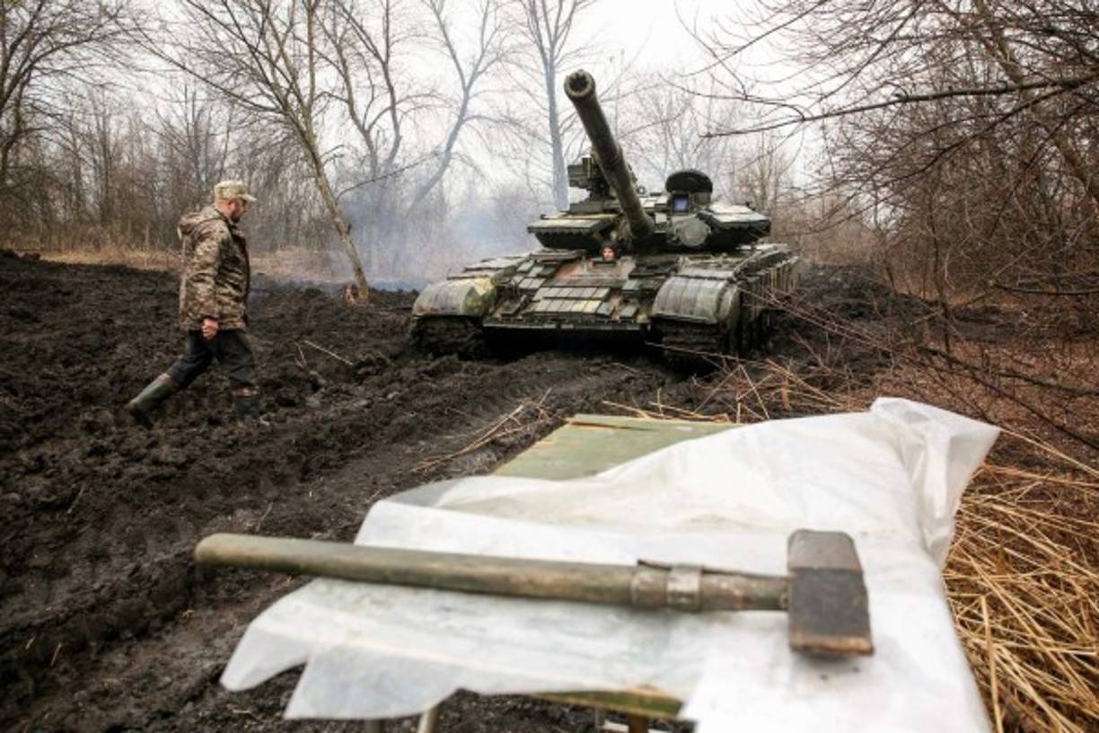 Ukrainian servicemen work on their tank close to the front line with Russian-backed separatists near Lysychansk, Lugansk region on April 7, 2021. - Ukrainian President Volodymyr Zelensky has urged NATO to speed up his country's membership into the alliance, saying it was the only way to end fighting with pro-Russia separatists. (Photo by STR / AFP)