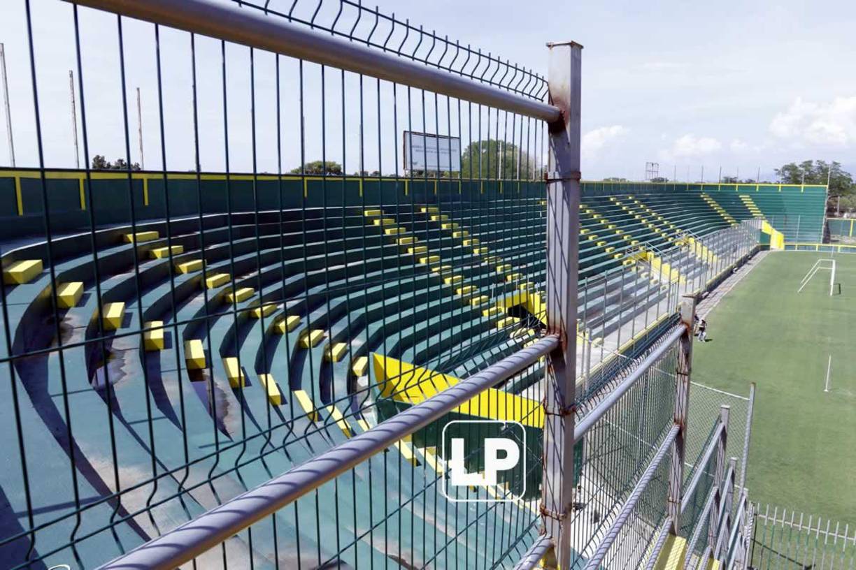 En el estadio también se instaló un cerco perimetral y es bastante alto para evitar que los aficionados se salten al terreno de juego.