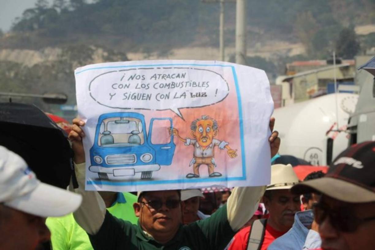 Esta caricatura evidencia el malestar entre los hondureños por los elevados costos a los carburantes.