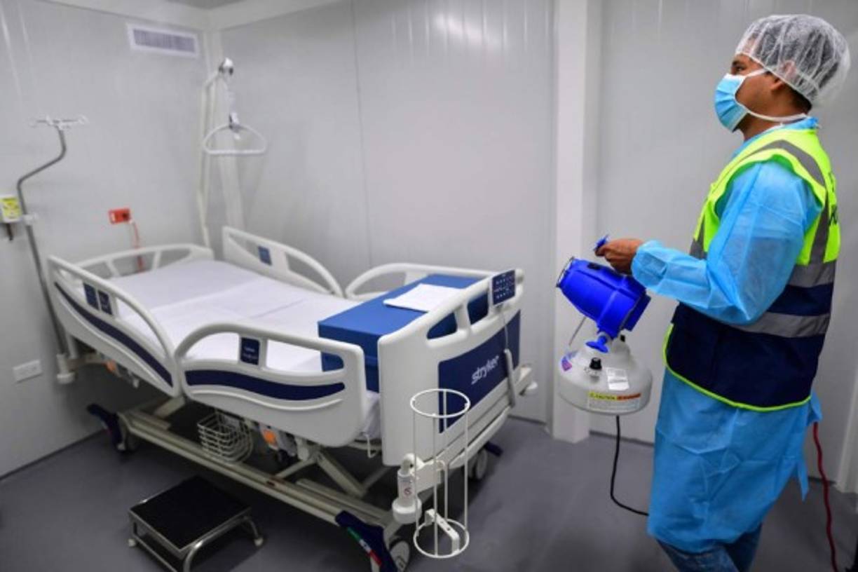 'Este hospital no solo nos dará la oportunidad de salvar más personas, sino de masificar pruebas, lo que nos está dando ventajas competitivas ante un virus mortal', dijo por su parte la ministra de Salud, Rosario Turner, quien recibió las llaves del hospital de manos de Cortizo.