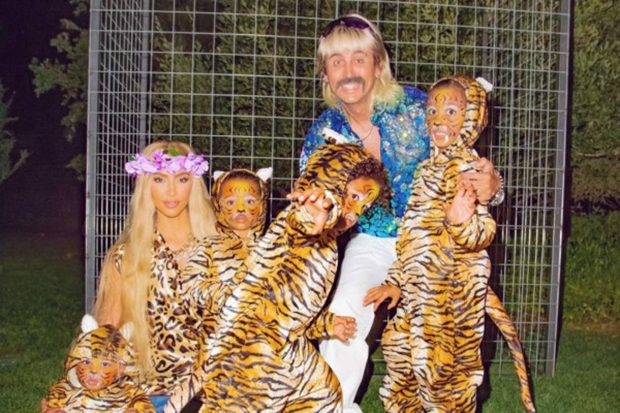 Kim Kardashian, sus hijos y su amigo Jonathan Cheban lucieron muy originales con sus personificaciones de Carole Baskin y Joe Exotic, cuyo documental “Tiger King” es todo un éxito en Netflix. 'Carole Baskin, Joe Exotic y nuestros tigres #Halloween2020', escribió Kardashian en Instagram junto a esta postal. <br/>