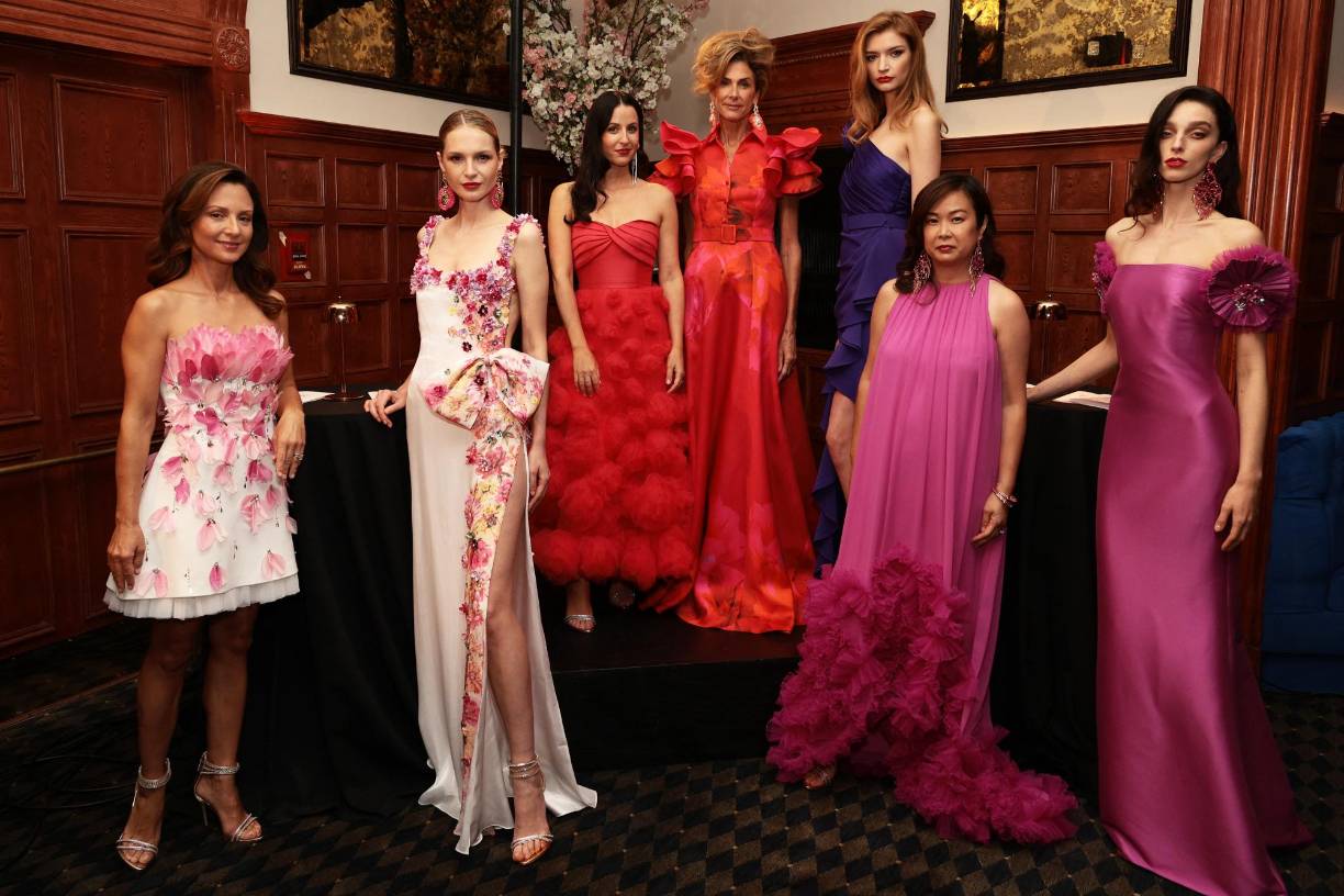 En los últimos meses, la moda ha sido testigo de un cambio significativo con la aparición de la tendencia ‘Very Demure, Very Mindful’. Esta nueva corriente ha captado la atención de muchos, desplazando a la popular moda coquette que dominaba las redes sociales. Firmas como Badgley Mischka (fotografía) ejemplifica la elegancia y feminidad de esta tendencia.