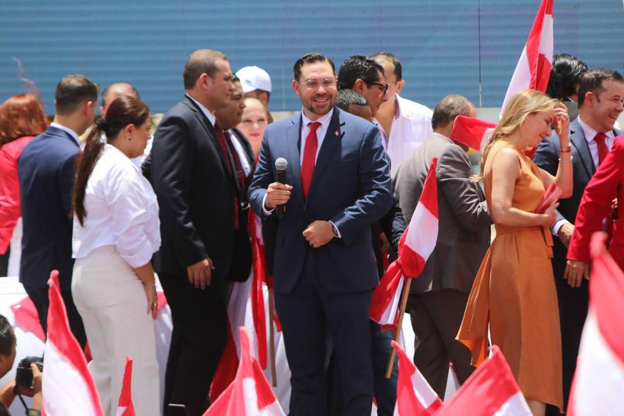 Manifestó que el Partido Liberal “está resurgiendo entre las cenizas para ser plataforma de salvación de la democracia hondureña”. 