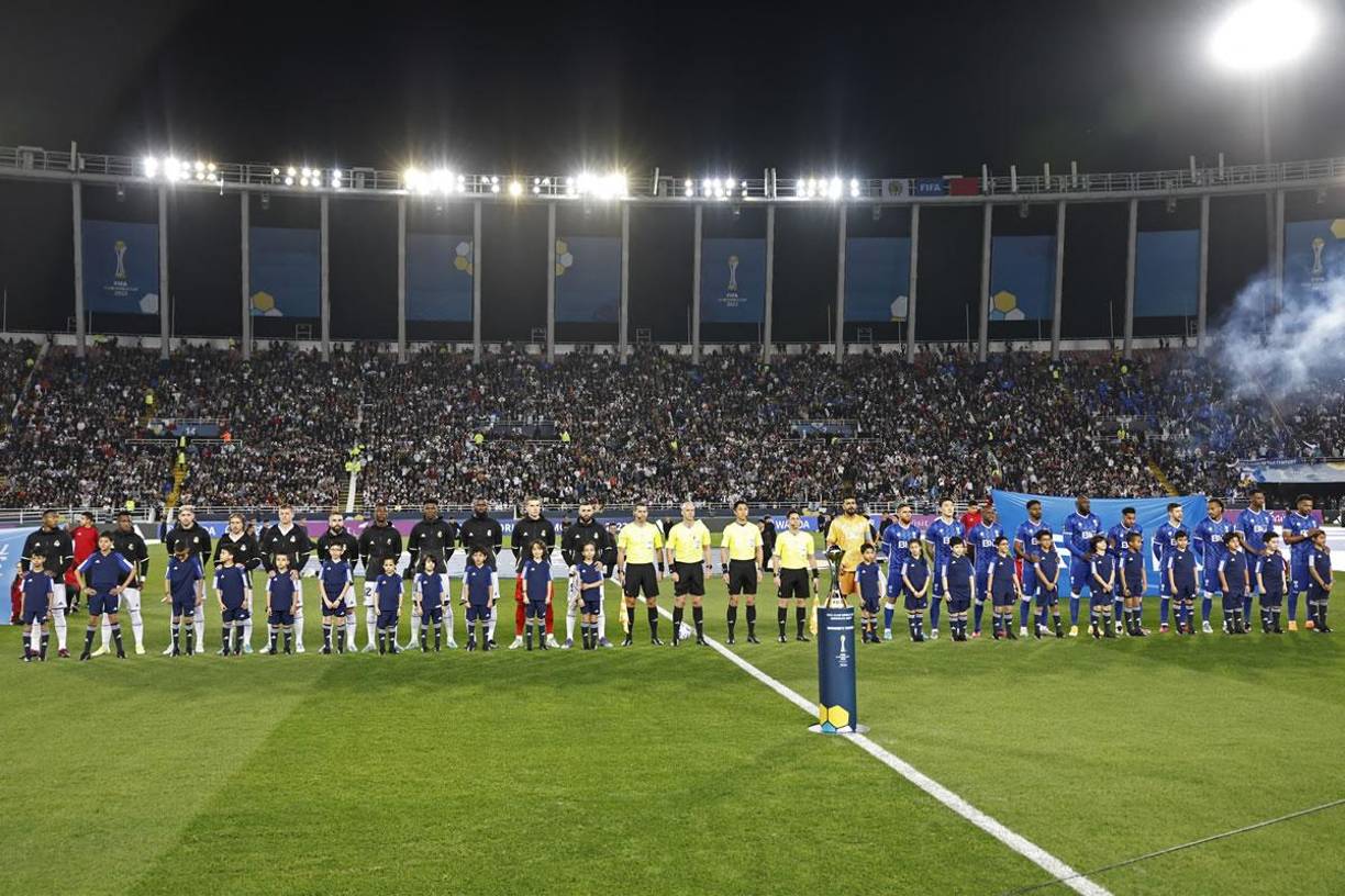 Los equipos titulares del Real Madrid y Al Hilal antes del inicio del partido.