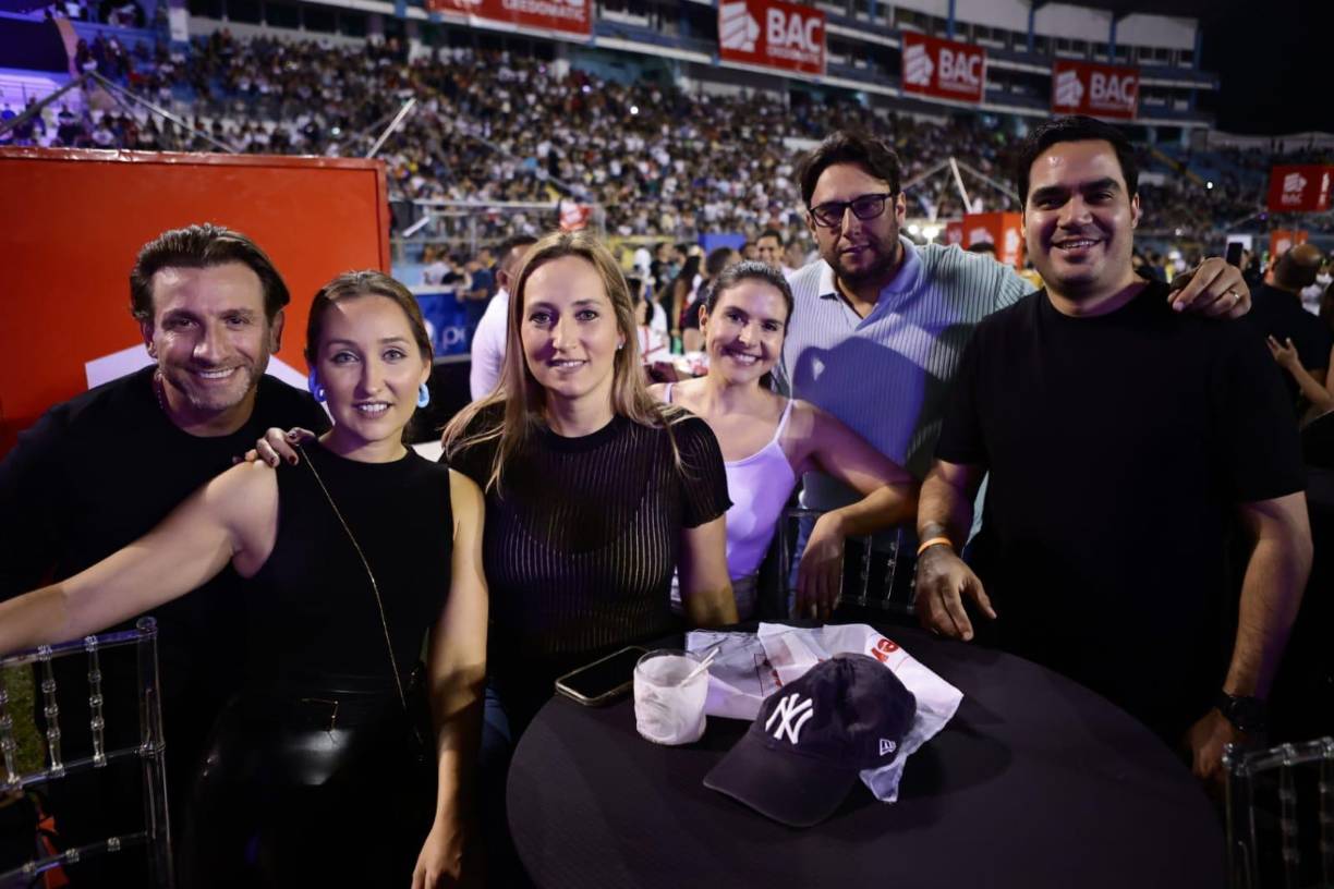 Carlos Chahín, Jo-Anne Rodgers, Valerie Rodgers, Nicole Schneider, Pablo Zúniga y Fernando Castro. 