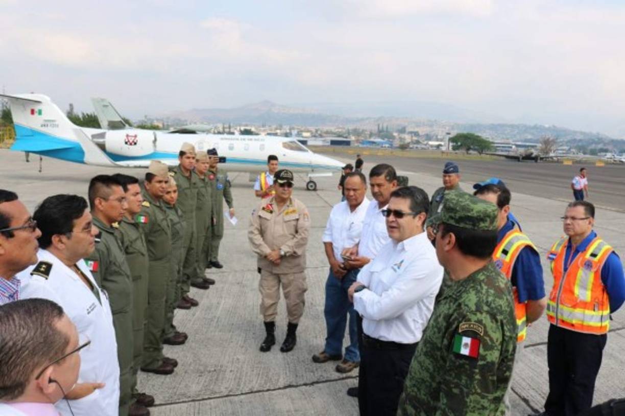 En la base se hizo presente el presidente de Honduras, Juan Orlando Hern﻿ández para dar homenaje a los apagafuegos. 'Gracias a M﻿éxico, gracias al equipo de Fundación de Ruth Paz﻿ que han estado contribuyendo', menciona el mandatario.