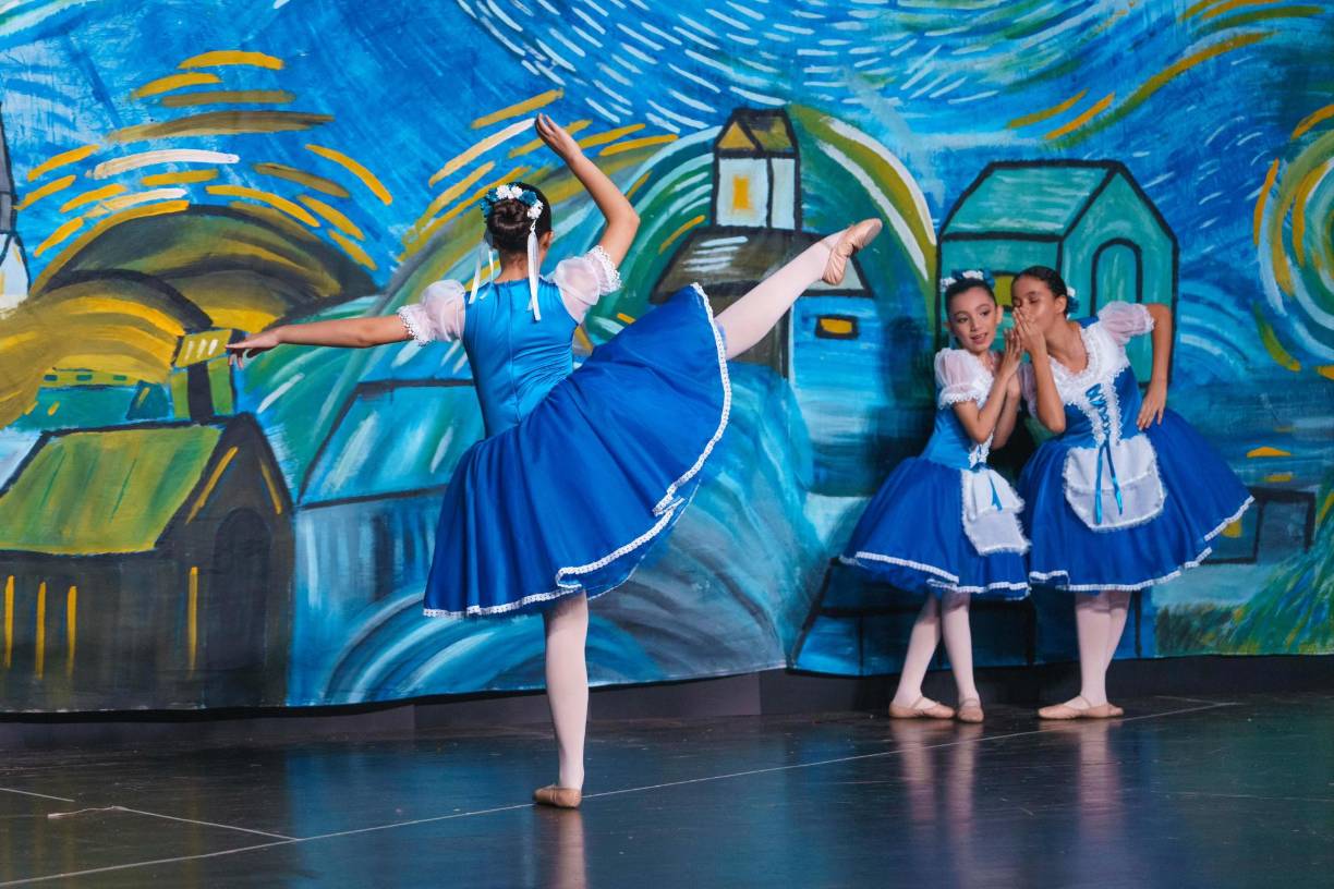 ”Amigas de Coppelia Acto 1” por el grupo de Ballet, quienes lucieron trajes representativos para la presentación. Por cierto, no se puede obviar el impresionante fondo que cautivó a los asistentes, bajo la noche estrellada de Van Gogh. 