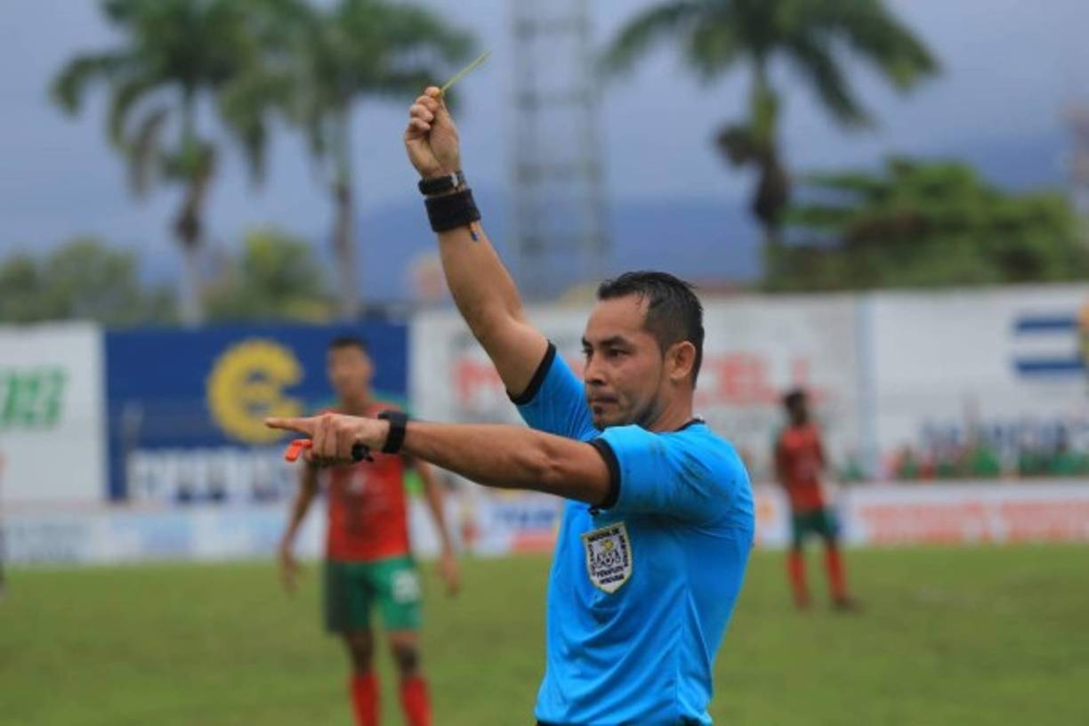 Héctor Rodríguez al momento de mostrarle la tarjeta amarilla a Héctor Vargas.