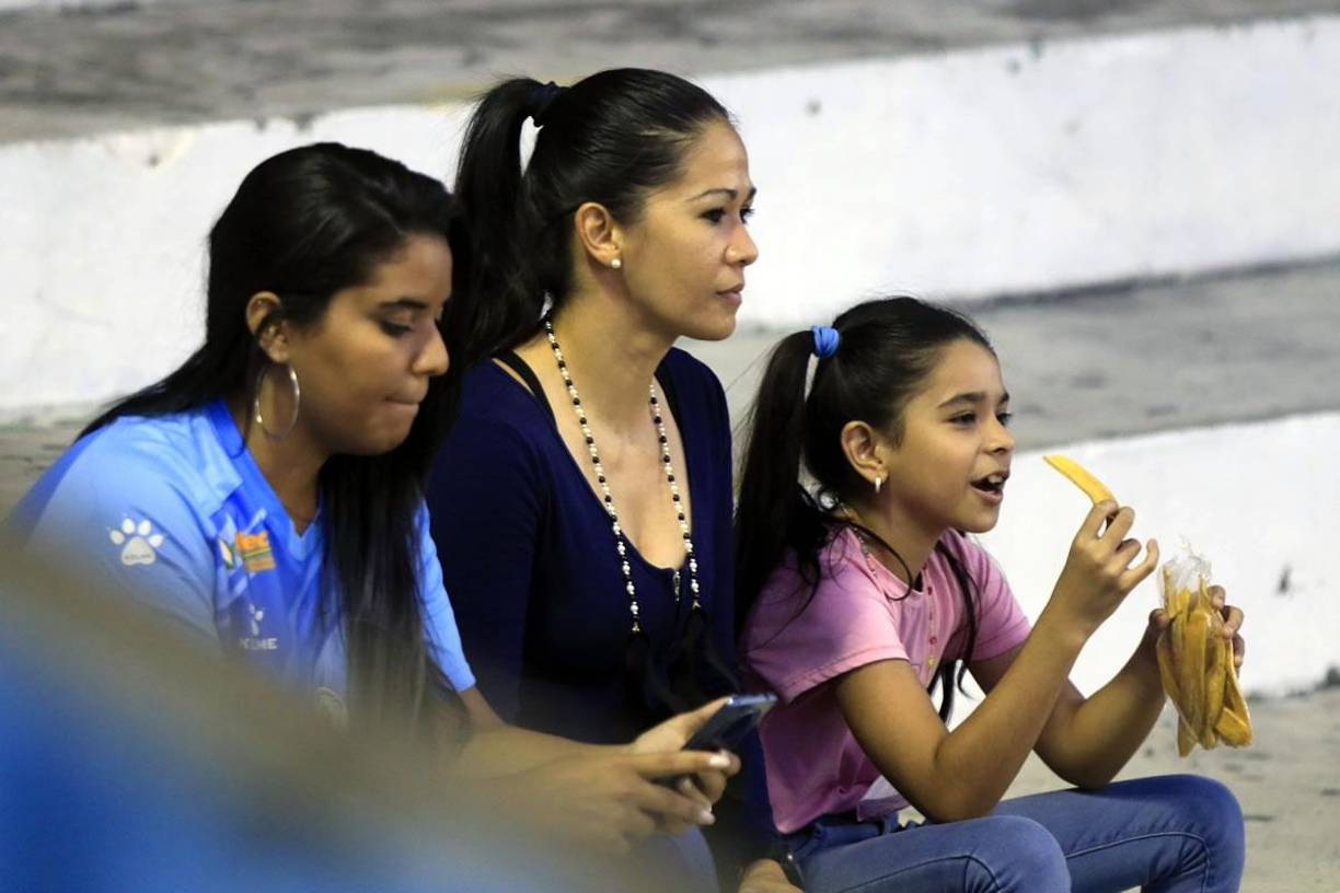 La árbitra hondureña Shirley Perelló no se perdió el duelo de la semifinal Real España-Marathón.