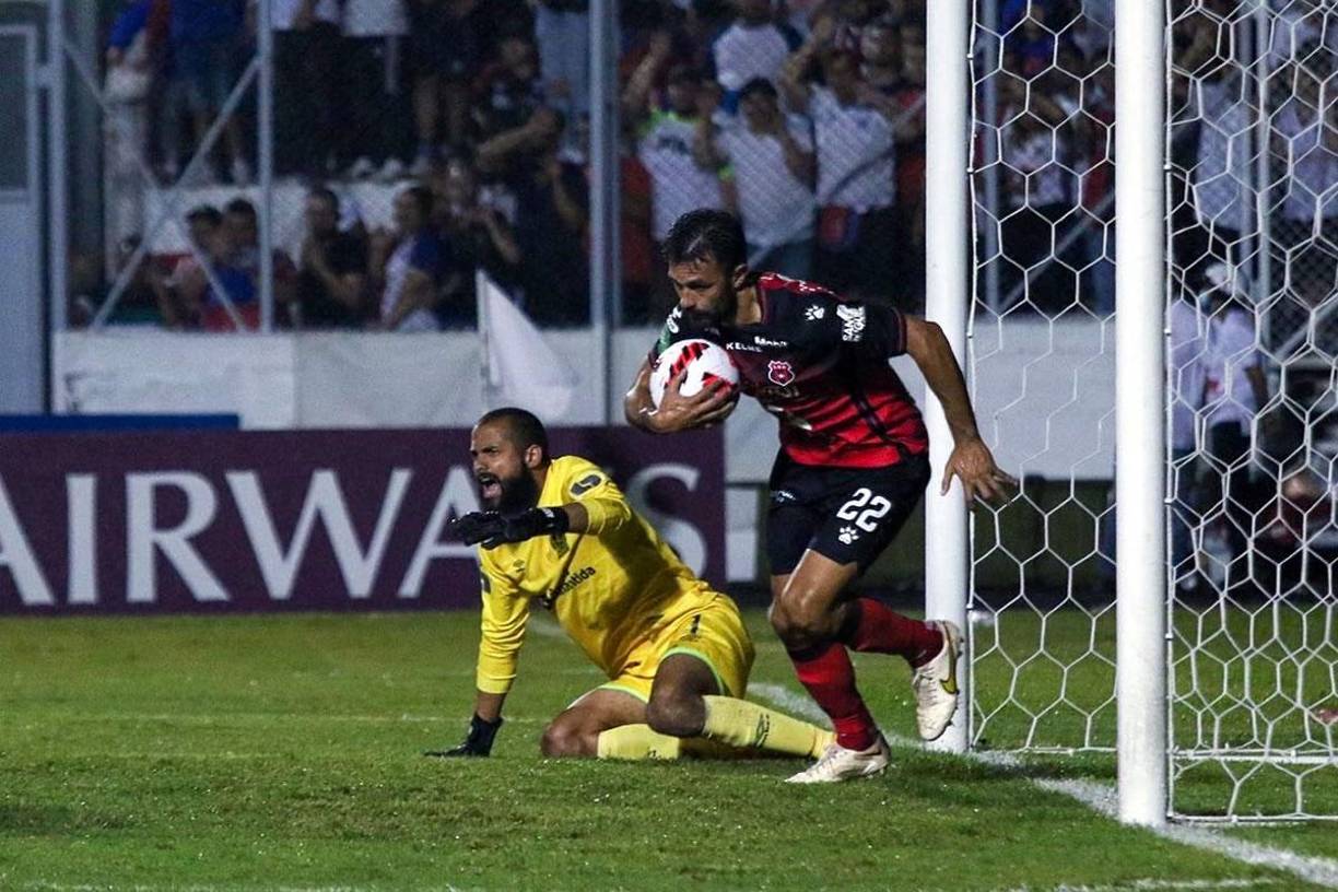 Giancarlo González marcó el segundo gol del Alajuelense, que acortó distancias y salió con vida del Nacional (3-2).