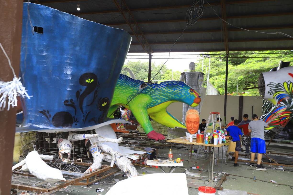 Desde principios de septiembre comenzó la elaboración de 15 chimeneas. Los organizadores planificaron que estuvieran exhibidas desde jueves por la noche hasta el sábado 9 de diciembre, que es el día cuando realizan un desfile y la quema de cada una de ellas.