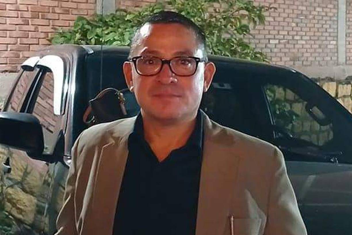 El funcionario muerto se encontraba en el asiento del conductor.