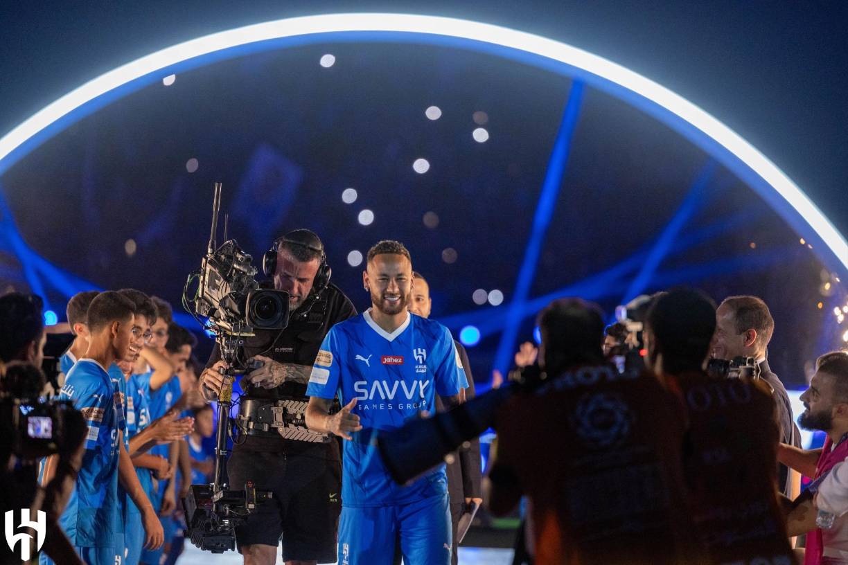  Neymar y Bono lo verán desde las gradas al no estar incluidos en la alineación por haber llegado esta semana a Arabia Saudí.