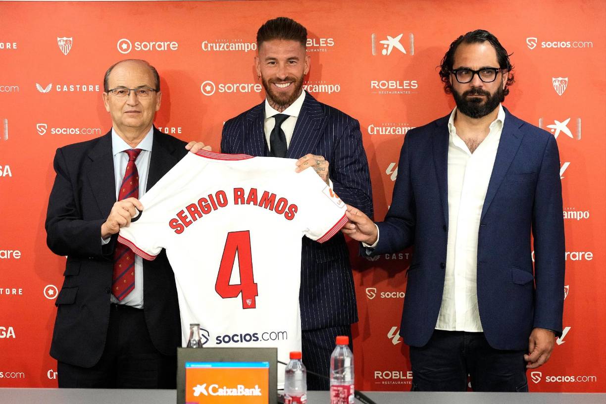 El defensor español fue presentado este miércoles 6 de septiembre en su regreso al conjunto sevillano tras su paso por el Real Madrid y el PSG. 