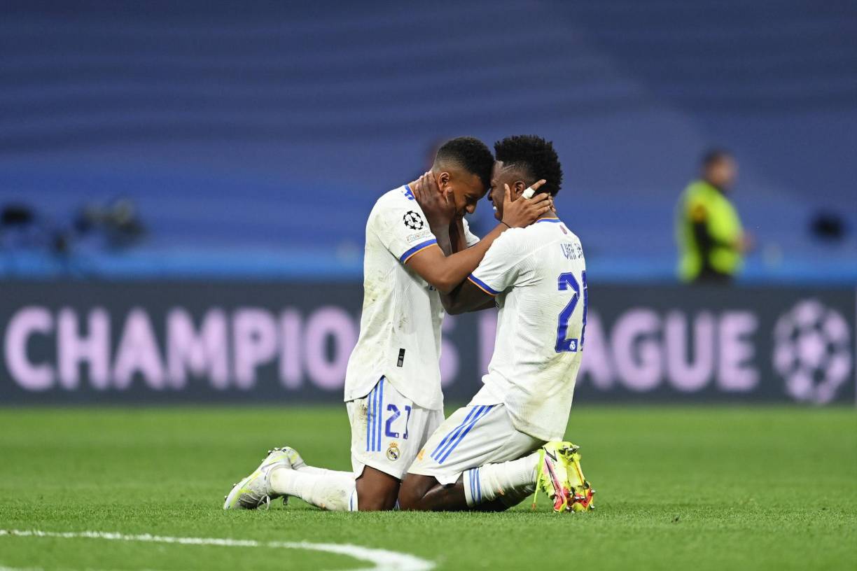 Rodrygo y Vinicius celebrando en el campo la remontada del Real Madrid.