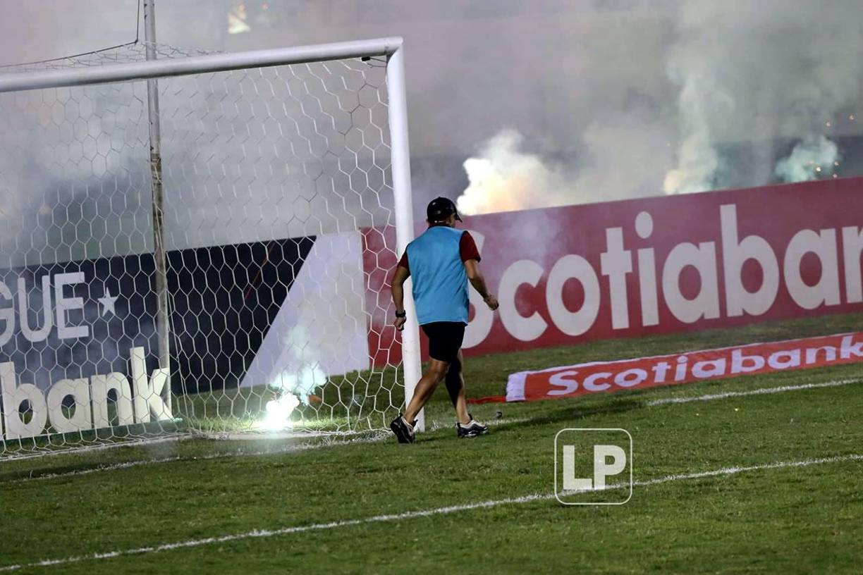 En los últimos minutos del partido, aficionados del Motagua lanzaron bengalas al campo de juego.