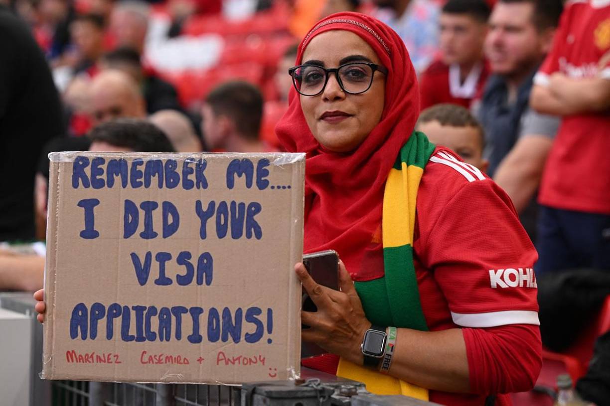 Esta aficionada del Manchester United dedicó esta pancarta a los jugadores Lisandro Martínez, Casemiro y Antony.