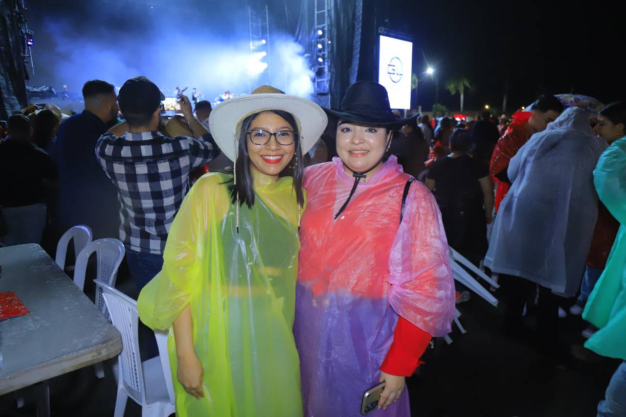 Merlyn Almendares y Paola Panchame.