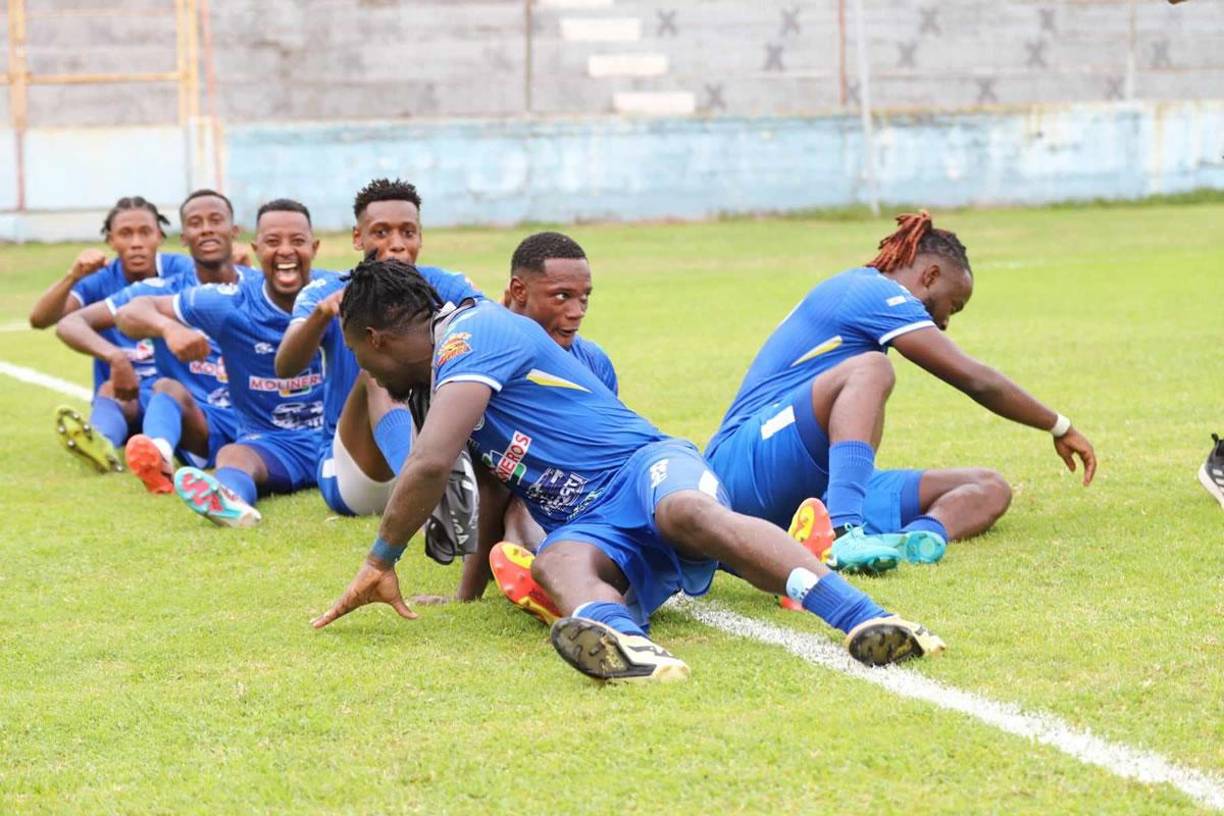 La celebración de los jugadores del Victoria tras el tercer gol del partido contra el Marathón.