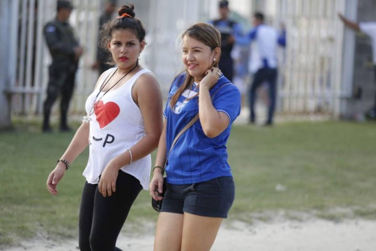 Dos carachas en el estadio.