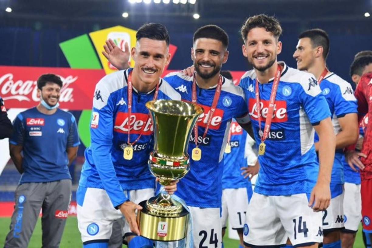 José María Callejón, Lorenzo Insigne y Dries Mertens posan con la Copa Italia.