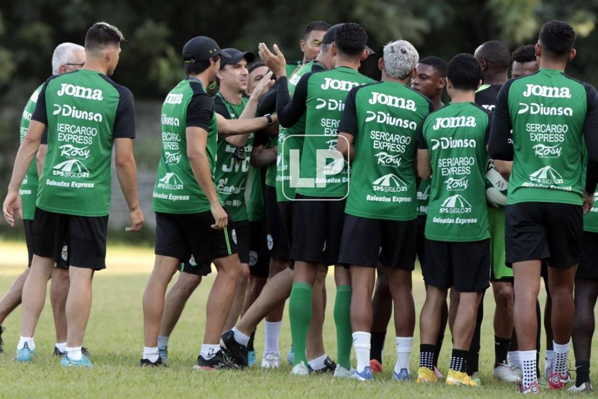 Después de su presentación, Francisco Martínez recibió la tradicional bienvenida de sus nuevos compañeros.