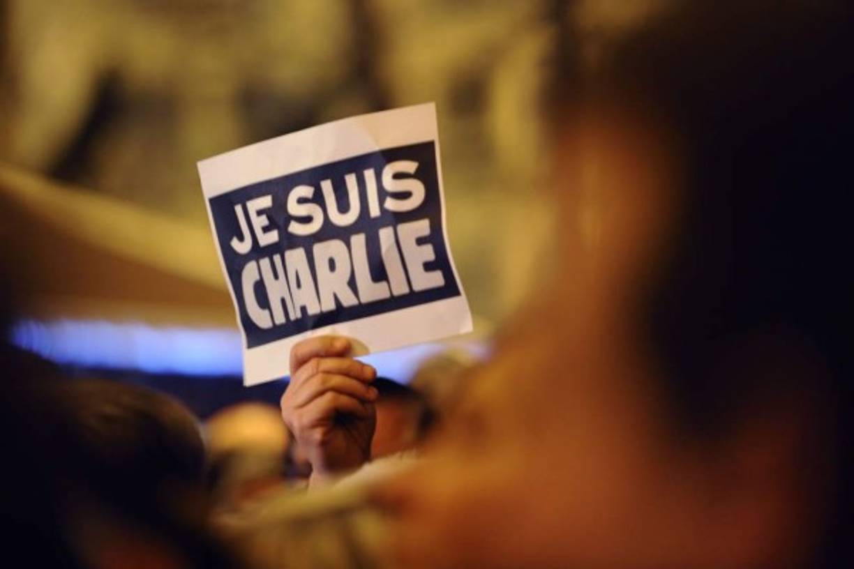 La redacción del semanario, sorprendida en plena conferencia de redacción, quedó diezmada. Cuatro caricaturistas, Charb, Cabu, Tignous y Wolinski, sumamente conocidos en Francia, figuran entre los muertos, así como dos policías.