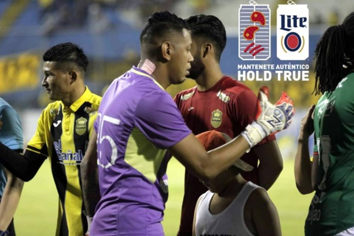 El saludo entre los jugadores del Real España y Marathón previo al inicio del partido.