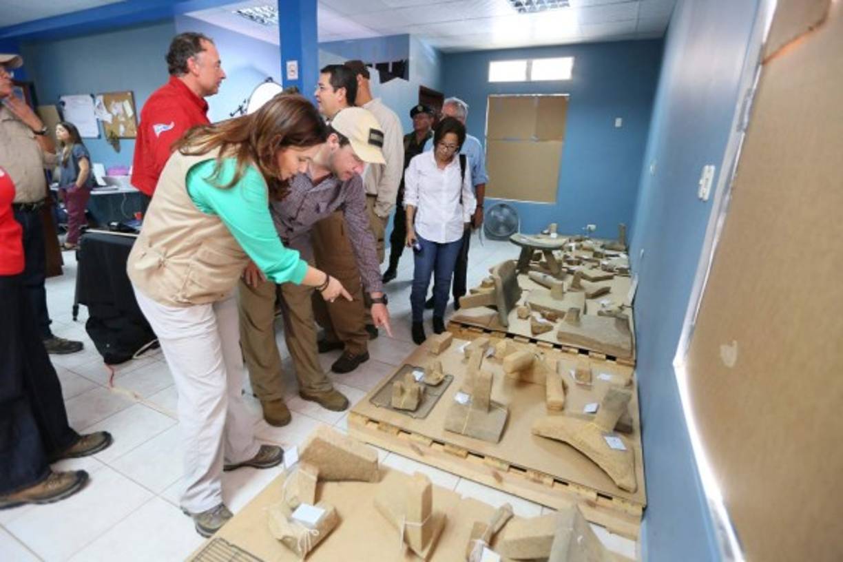 Científicos estadounidenses detectaron, con ayuda de tecnología satelital, la existencia de una nuevas ciudades precolombinas sepultadas bajo densas selvas inexploradas en Honduras.