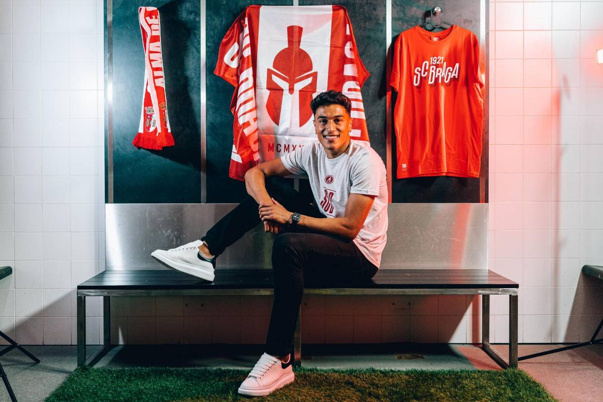 OFICIAL: El Sporting Braga ha fichado al mediocentro brasileño Vitor Carvalho. Firma hasta junio del 2028.