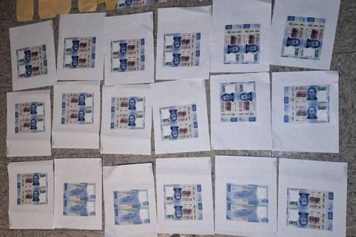 La banda está relacionada con la falsificación de billetes.