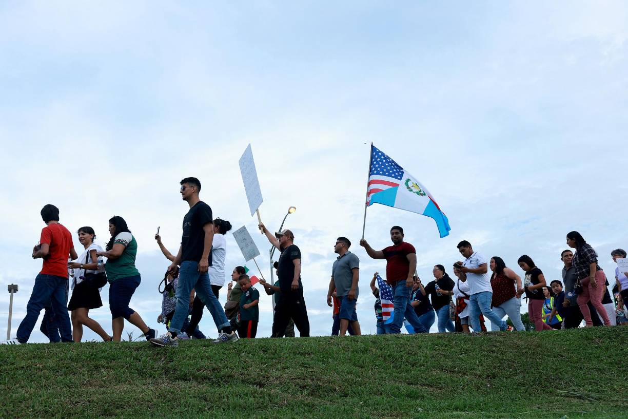 DeSantis, el principal rival de Donald Trump para la nominación republicana para las elecciones presidenciales del siguiente año, ha tomado una línea dura sobre la migración irregular durante su campaña, diciendo que terminará el muro fronterizo con México que el ex Presidente republicano prometió construir.