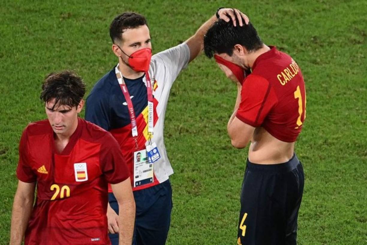 El jugador Carlos Soler es consolado por un miembro de la selección española.