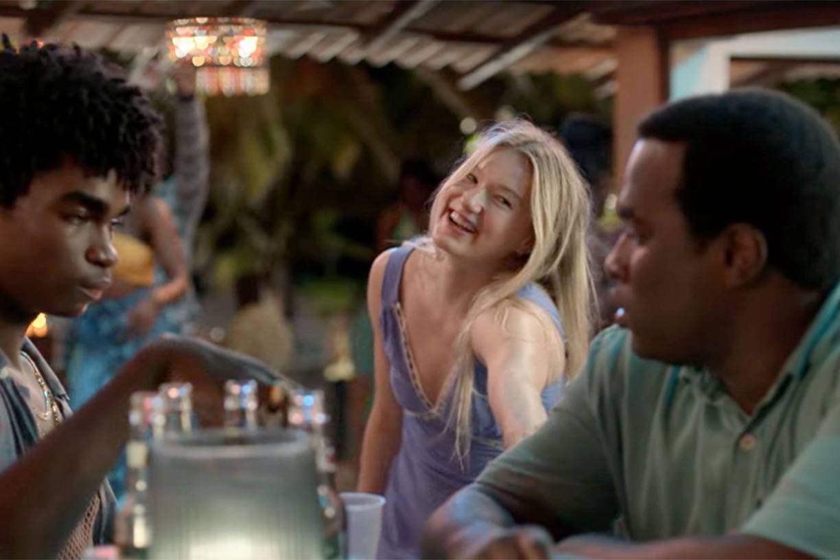 <b>“Saint X”, 7 de junio en Disney+</b>Drama psicológico que, a través de múltiples líneas temporales y perspectivas, explora la desaparición de varias jóvenes en el Caribe a raíz de una misteriosa muerte que empuja a la hermana de la víctima a investigar. Desarrollada por Leila Gerstein (“The OC”, “Gossip Girl”, “The Handmaid’s Tale”), cuenta en el reparto con Alycia Debnam-Carey, Josh Bonzie, West Duchovny -hija de David Duchovny- y Jayden Elijah.