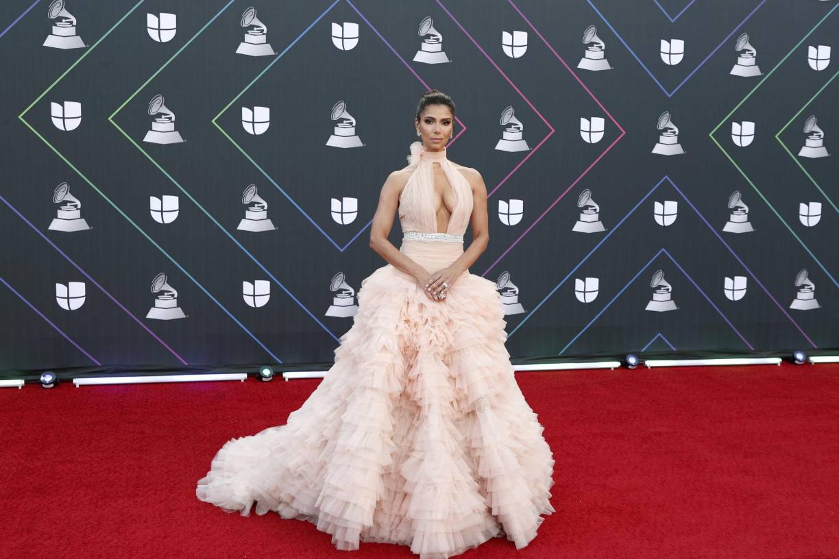 Las estrellas apuestan por los tonos rosas en la alfombra roja de los Latin Grammy 2021