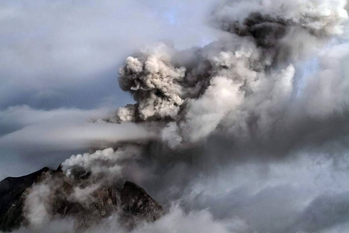 El volcán Sinabung, uno de los más activos de Indonesia, registró erupciones durante el fin de semana.
