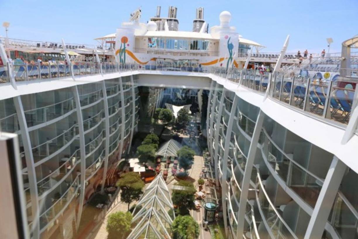 Allure of the Seas mide 262 metros de largo, más de tres canchas de fútbol.