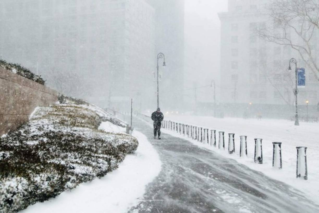EPA742. NUEVA YORK (ESTADOS UNIDOS), 04/01/2018.- Peatones caminan bajo la nieve un frío día de invierno en Nueva York (Estados Unidos) hoy, 4 de enero de 2017. El gobernador de Nueva York, Andrew Cuomo, declaró el estado de emergencia en varias zonas del estado, incluida la ciudad de Nueva York, ante la fuerte tormenta que se registra desde primeras horas de hoy. EFE/ Alba Vigaray