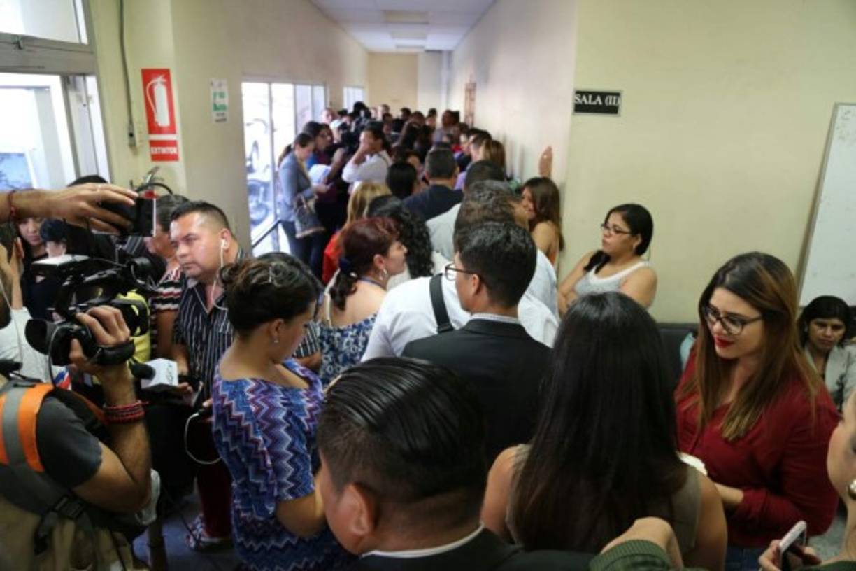 Periodistas, familiares y personas que creen en su inocencia han llegado a los tribunales capitalinos para estar presentes en el fallo en el caso de Kevin Solórzano. <br/><br/>